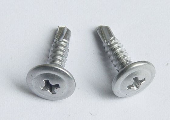 स्टेनलेस स्टील क्रॉस गोल सिर Huasi कुशन के साथ बड़े फ्लैट सिर ड्रिल पूंछ M4।2